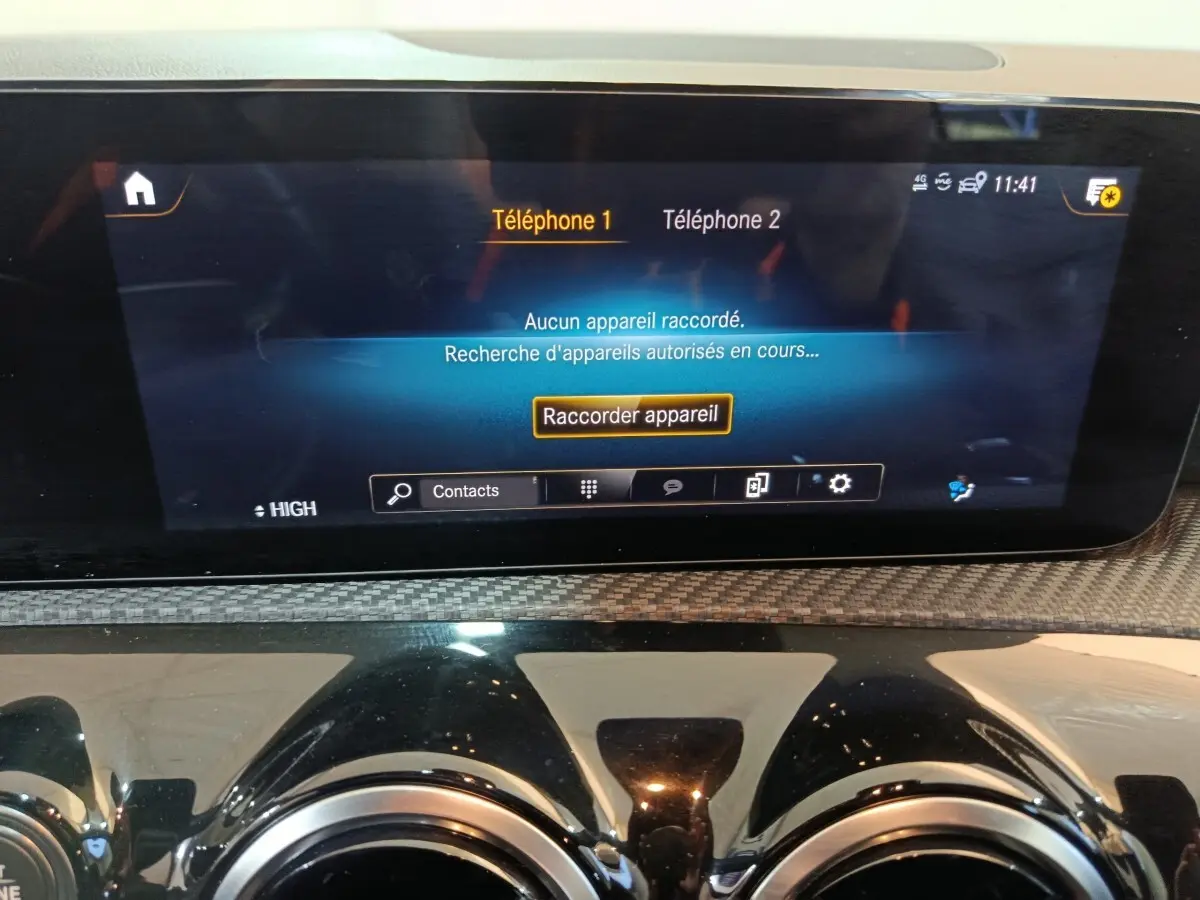 Écran tactile central affichant la connexion Bluetooth dans l'habitacle d'une Mercedes Classe A bleu.