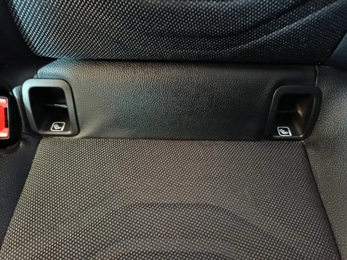Gros plan sur la banquette arrière noire de la Mercedes Classe A avec fixations Isofix visibles.