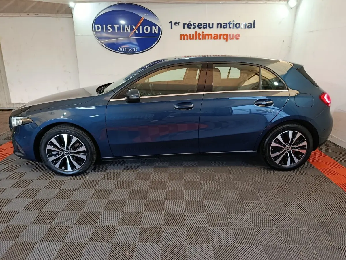 Vue latérale gauche d'une Mercedes Classe A 250 e Business Line bleu, avec jantes alliage et toit noir contrasté.