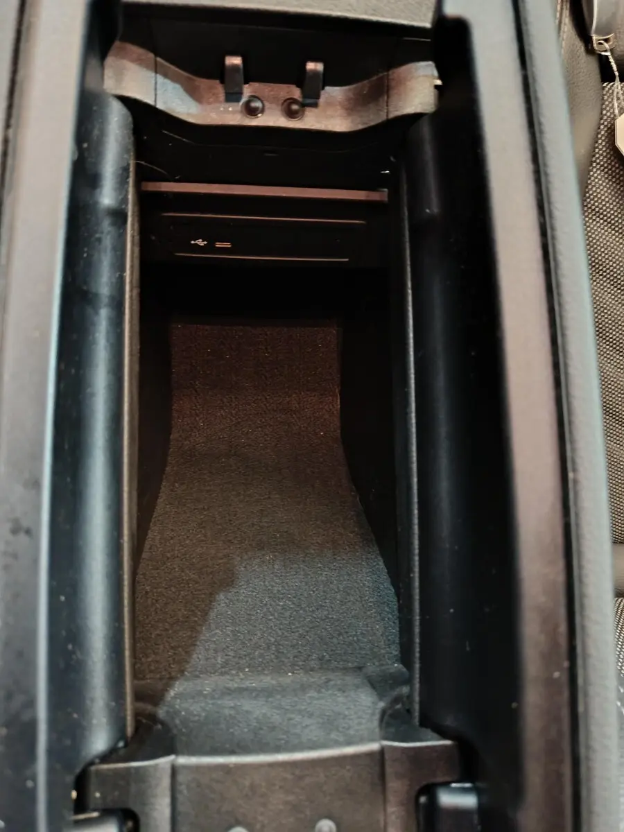 Vue rapprochée de la console centrale noire avec prise USB visible dans la Mercedes Classe A 250 e Business Line 2021.