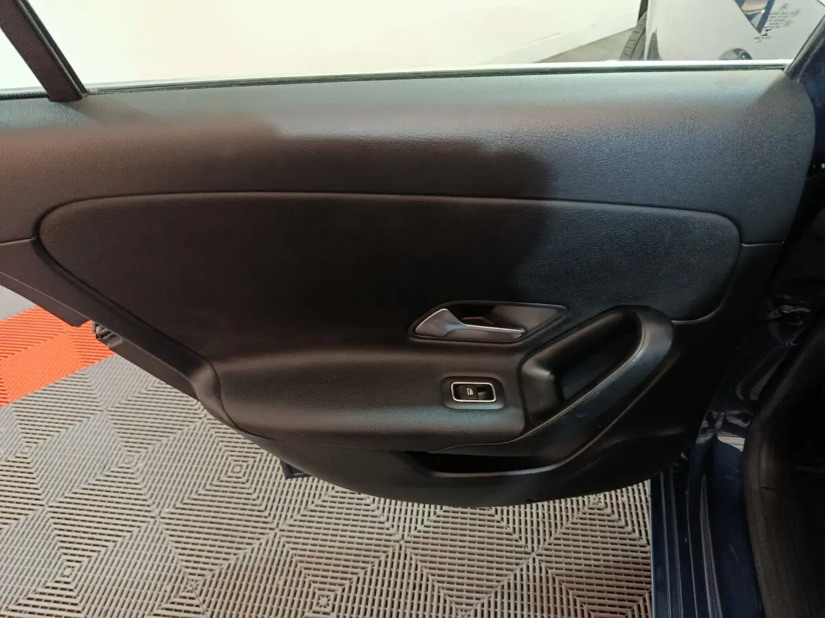 Vue intérieure du panneau de porte arrière gauche noir de la Mercedes Classe A 250 e Business Line bleu 2021.