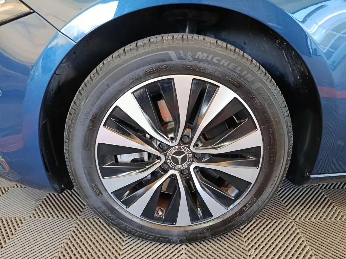 Gros plan sur la roue avant droite d’une Mercedes Classe A bleu, jante alliage bicolore et pneu Michelin.