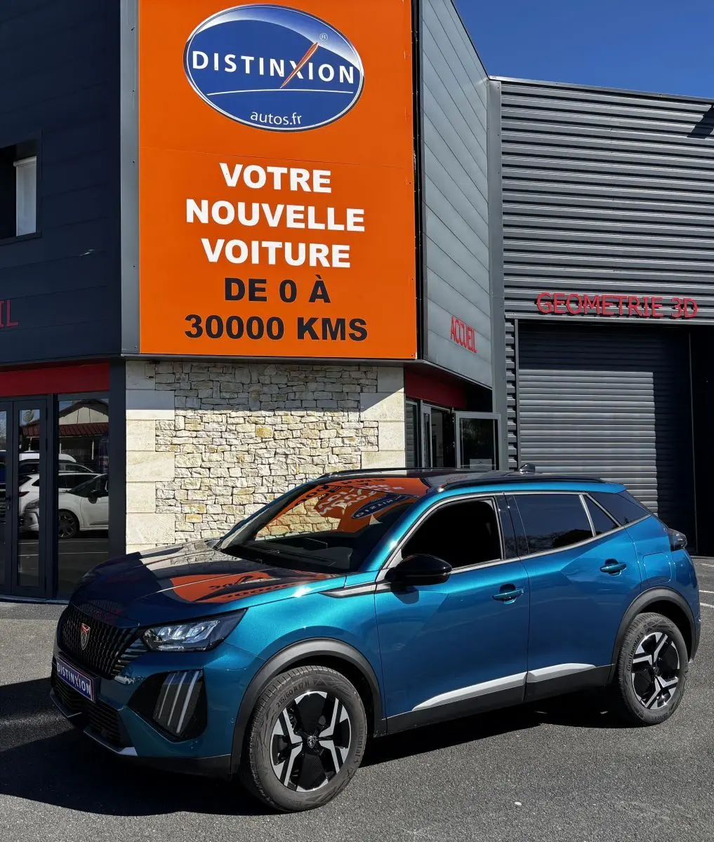 Peugeot 2008 Hybrid 145 e-DCS6 Allure bleu en 3/4 avant droit, avec jantes noires et toit noir brillant.