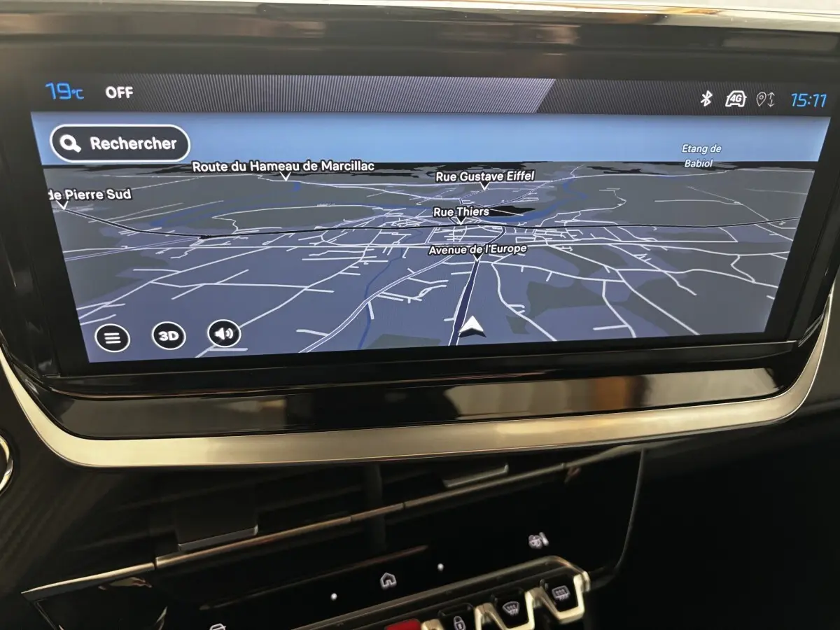 Écran tactile central du tableau de bord du Peugeot 2008 Hybrid 145 e-DCS6 Allure 2025, affichage GPS.