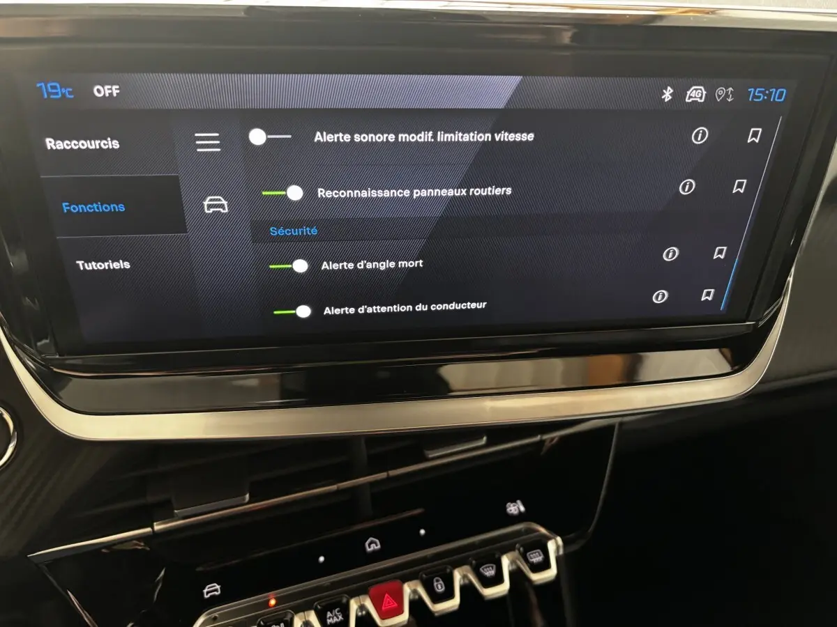 Vue rapprochée de l'écran tactile central affichant les réglages d'aides à la conduite du Peugeot 2008 Hybrid 145 e-DCS6 Allure.