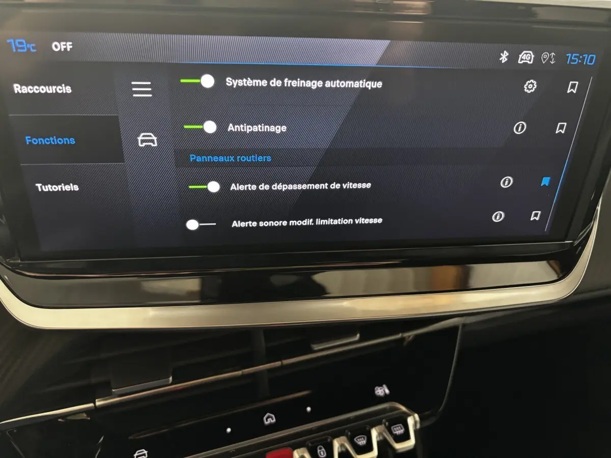 Écran tactile central du Peugeot 2008 Hybrid 145 Allure 2025 affichant les options d’aide à la conduite.