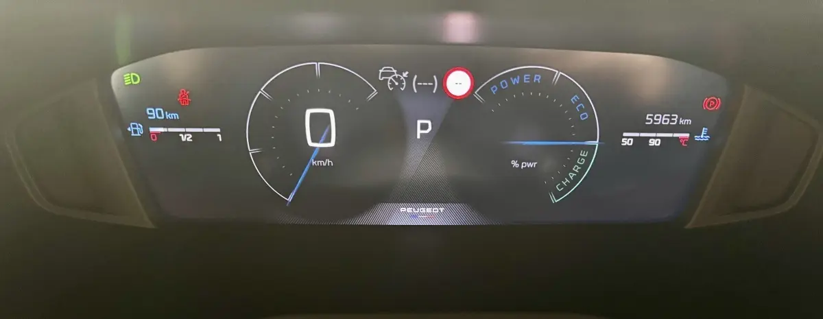 Combiné d'instruments numérique du Peugeot 2008 Hybrid 145 e-DCS6 Allure affichant vitesse, autonomie et indicateurs divers.