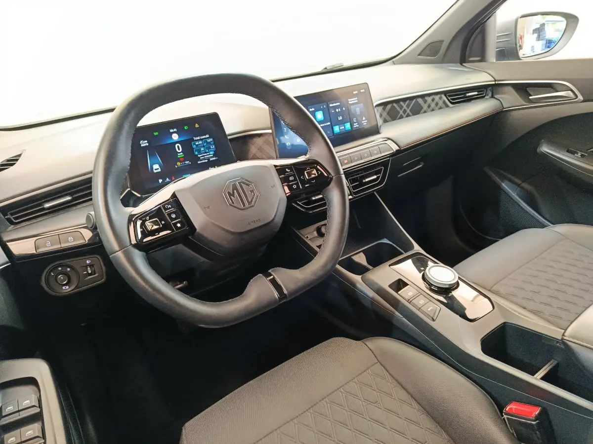 Vue intérieure côté conducteur du tableau de bord et volant noir du MG3 1.5L Hybrid+ Luxury 2024.