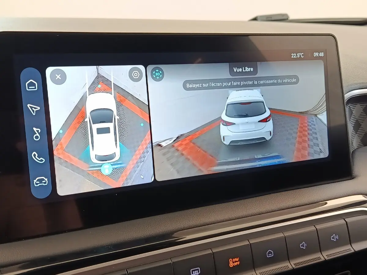 Écran tactile affichant la caméra 360° et vue arrière d'une MG3 gris foncé en stationnement.