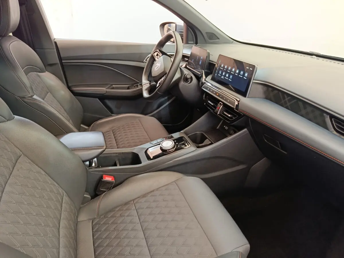 Vue intérieure côté conducteur de la MG3 1.5L Hybrid+ Luxury 2024 avec sièges gris et double écran tactile.