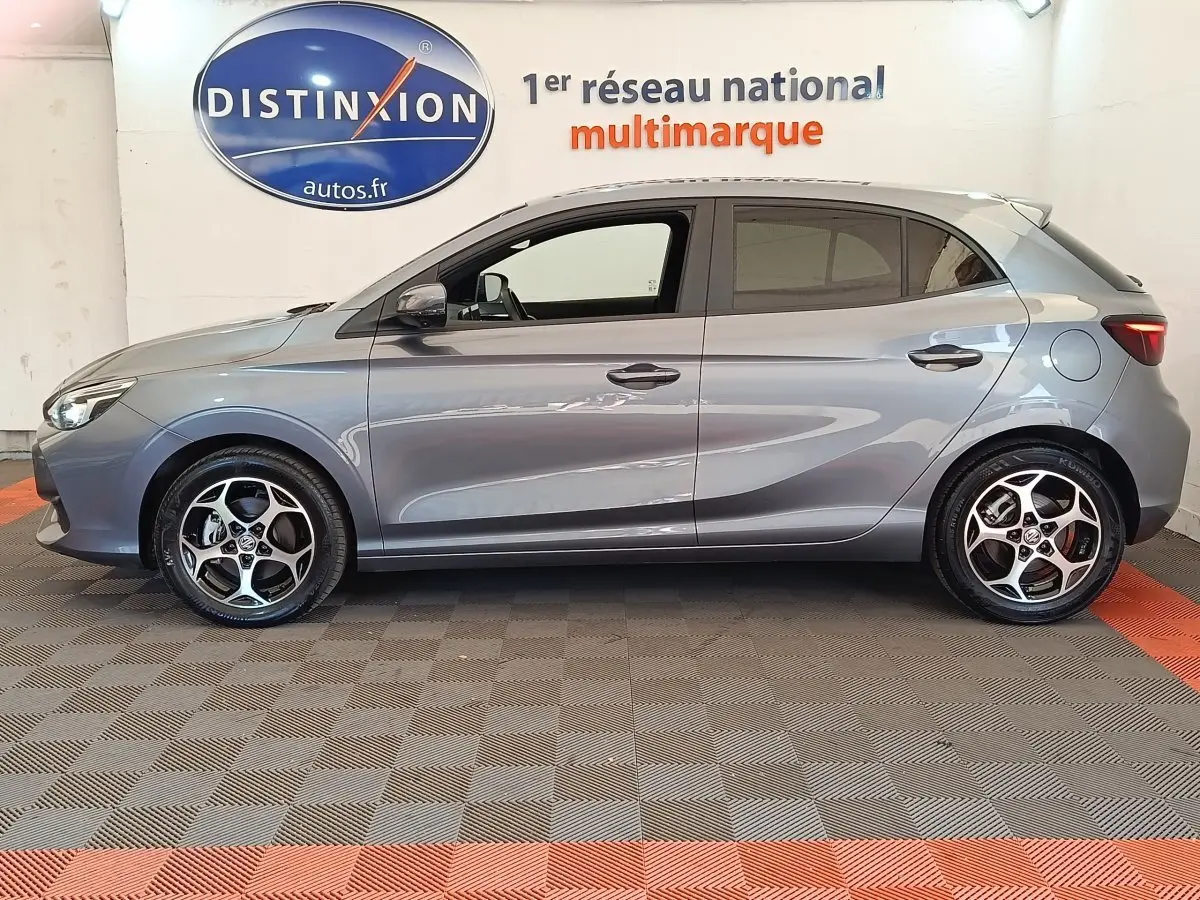 Vue de profil côté gauche d'une MG3 1.5L Hybrid+ Luxury gris foncé avec jantes alliage et toit spoiler.