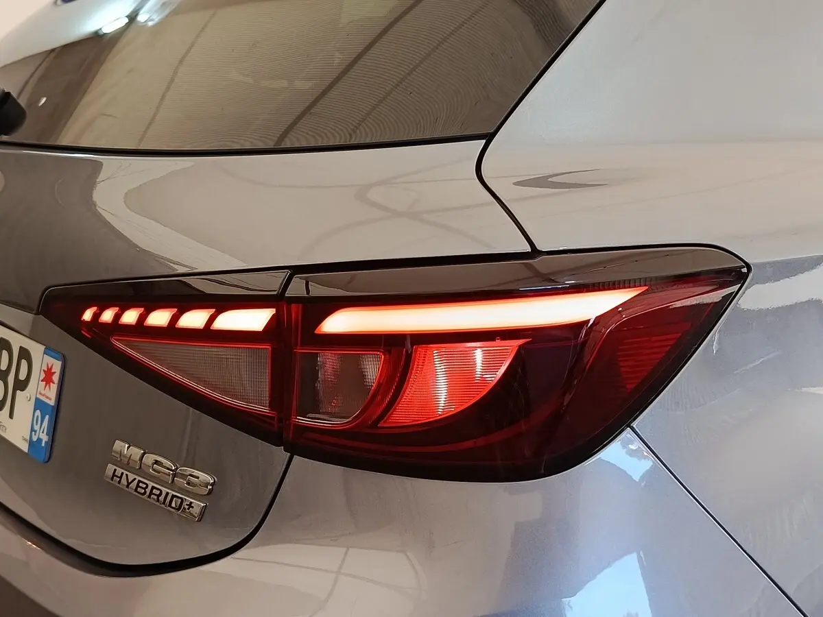 Feu arrière droit allumé sur MG3 gris foncé 2024, avec logo Hybrid+ visible sur le hayon.