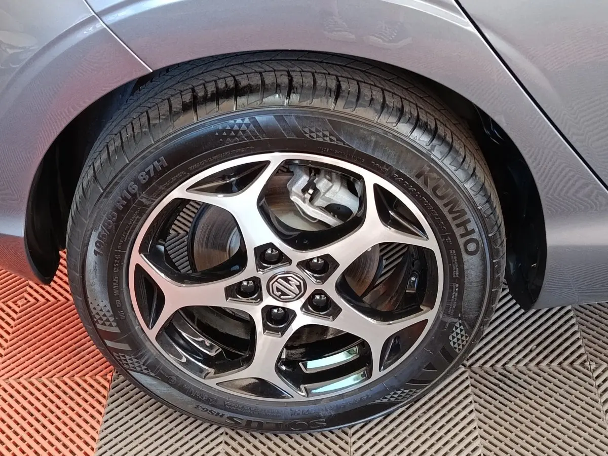 Gros plan sur la roue avant droite gris foncé d'une MG3 1.5L Hybrid+ Luxury avec jante alliage noire et argent.