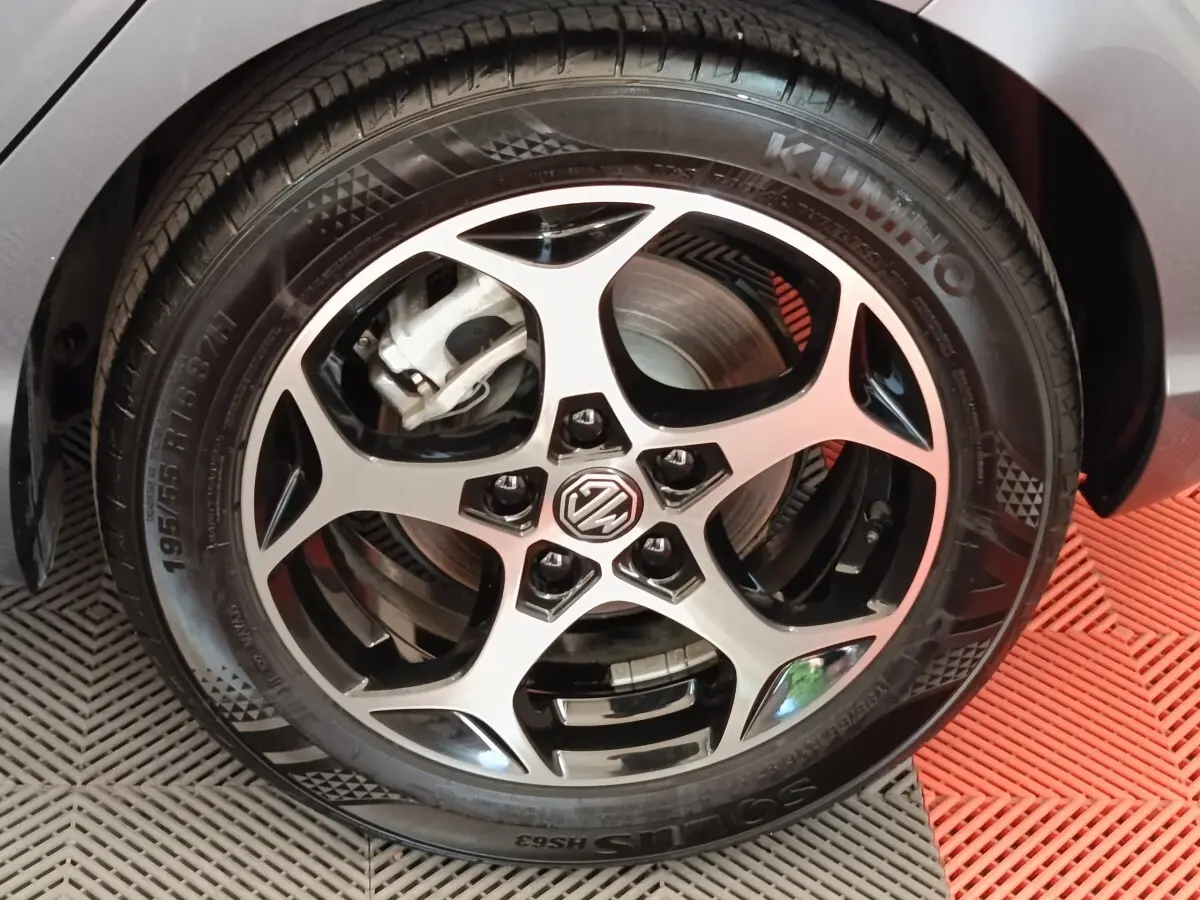 Gros plan sur la roue avant droite gris foncé du MG3 1.5L Hybrid+ Luxury avec jante alliage bicolore et logo MG central.