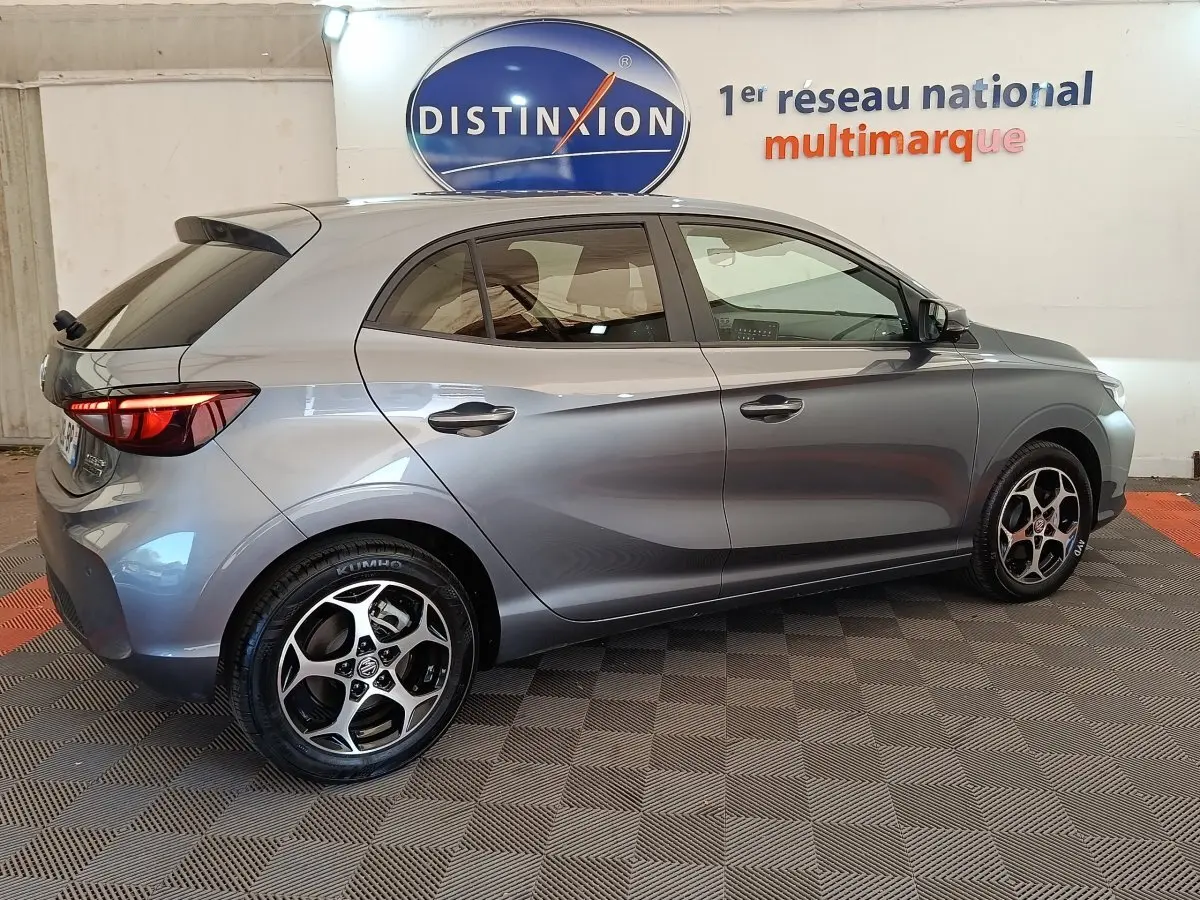 Vue de profil côté gauche d'une MG3 gris foncé 2024 avec jantes alliage et toit avec spoiler.