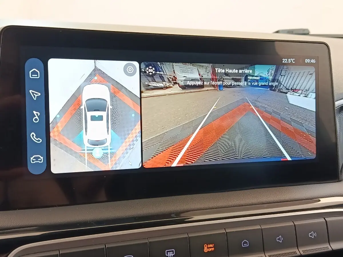 Écran tactile intérieur affichant la caméra 360° et vue arrière avec lignes de guidage du MG3 gris foncé.
