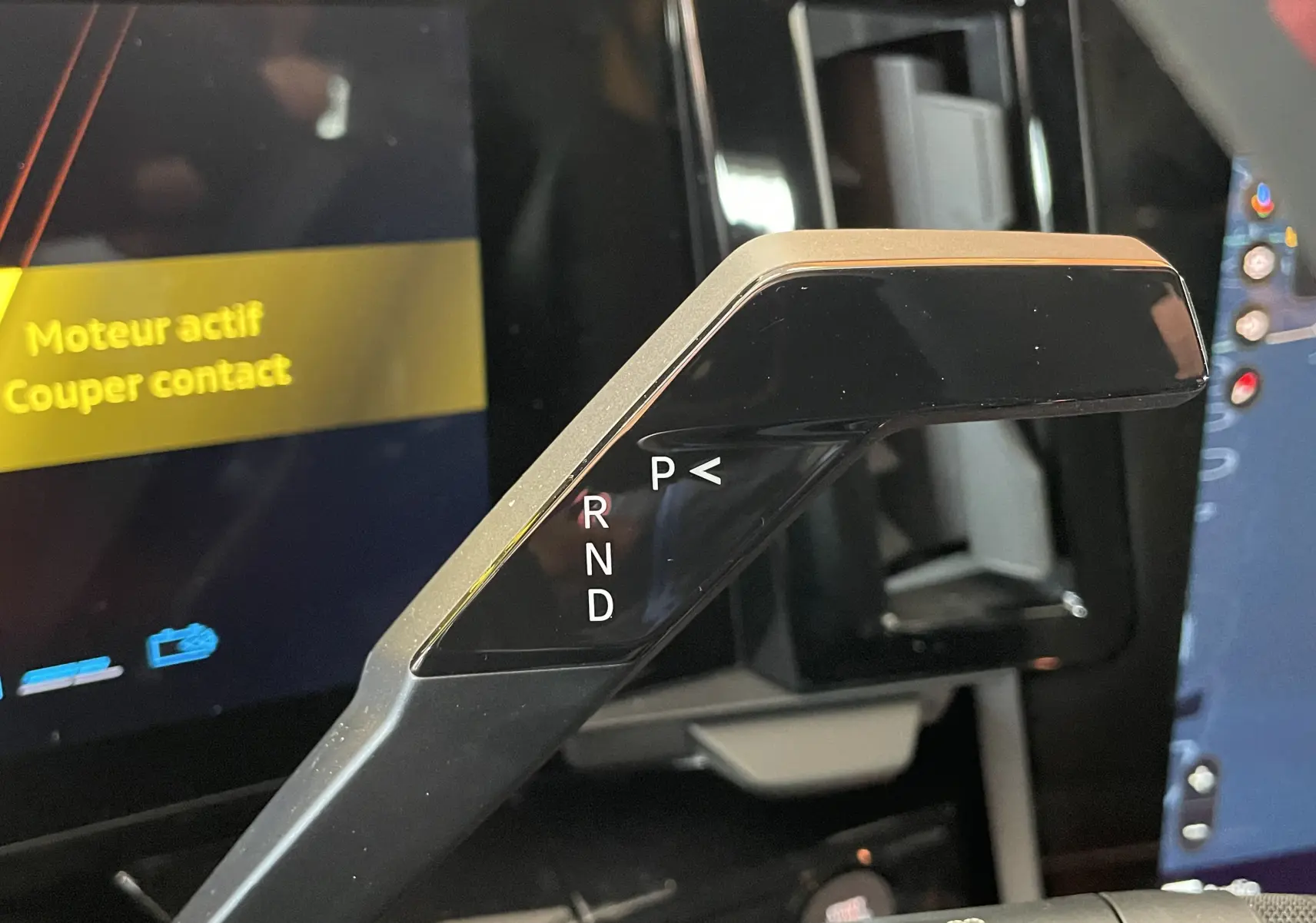 Le levier de boîte automatique noir brillant de la Renault Rafale Esprit Alpine E-Tech 200, vue rapprochée intérieure.