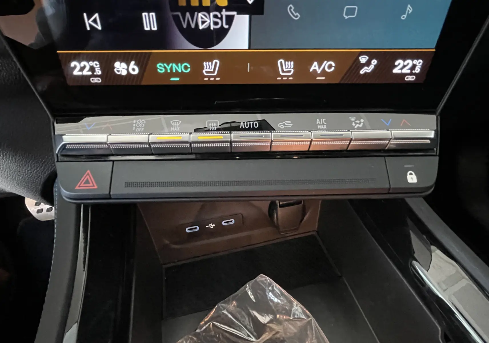 Vue rapprochée de la console centrale du Renault Rafale Esprit Alpine 2024, montrant les commandes climatisation et ports USB.