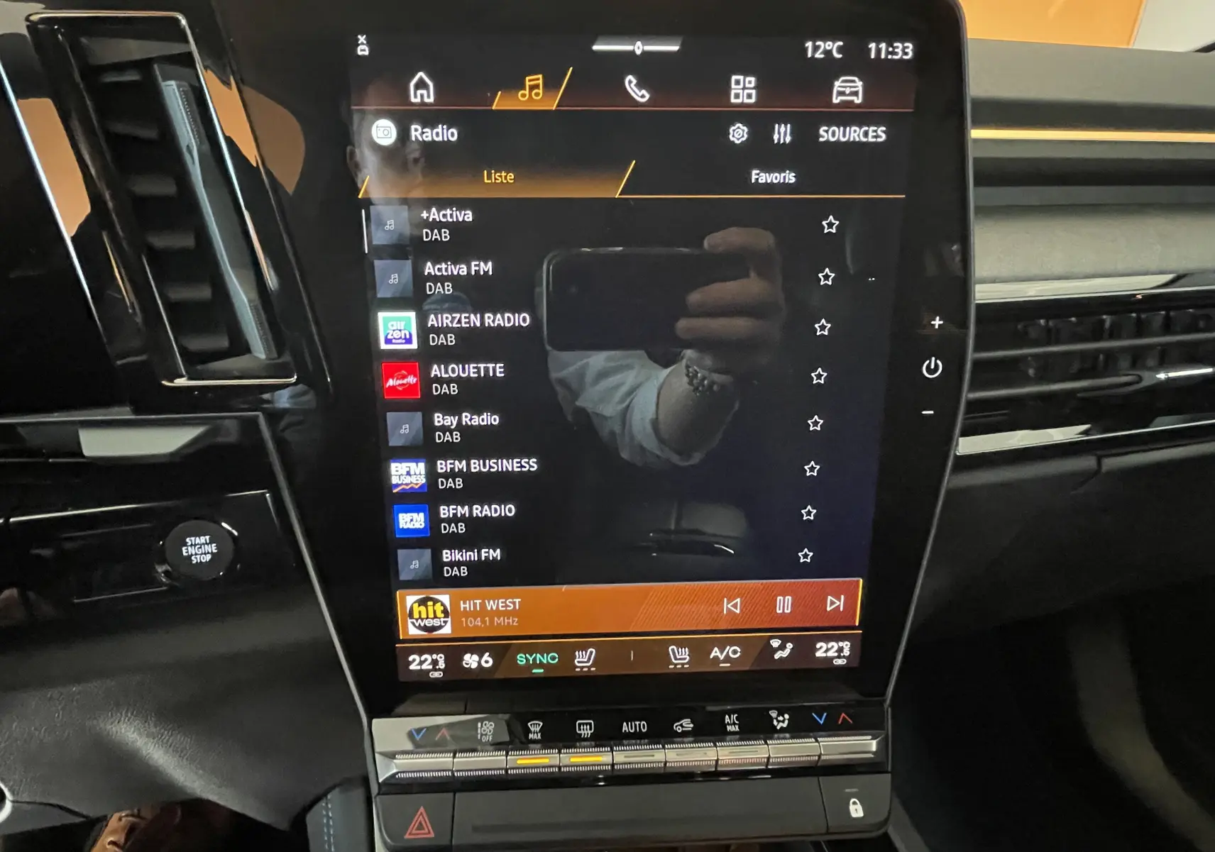 Écran tactile central de la Renault Rafale Esprit Alpine 2024 montrant la liste des radios DAB, ambiance intérieure noire.