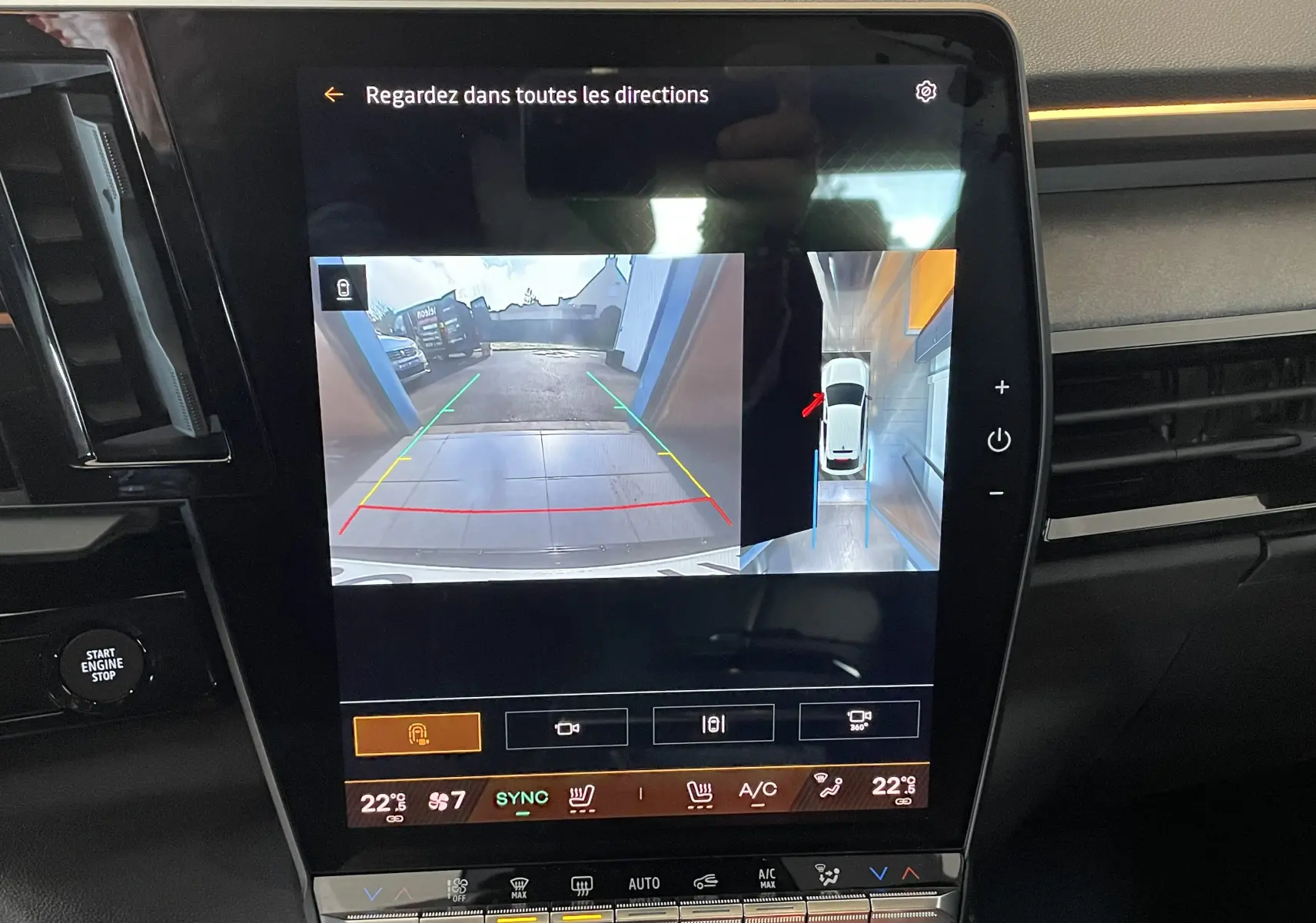 Écran tactile intérieur montrant la caméra de recul et la vue 360° du Renault Rafale Esprit Alpine gris shiste.