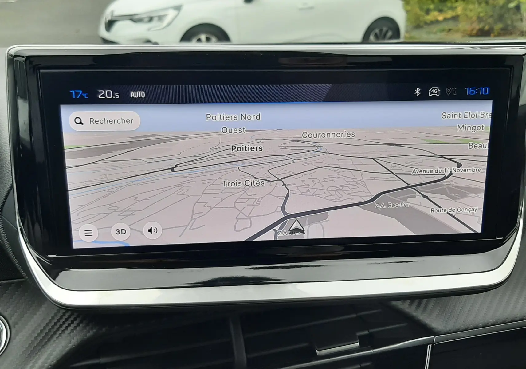 Écran tactile du système de navigation GPS dans un Peugeot 2008 gris Artense, vue intérieure frontale.