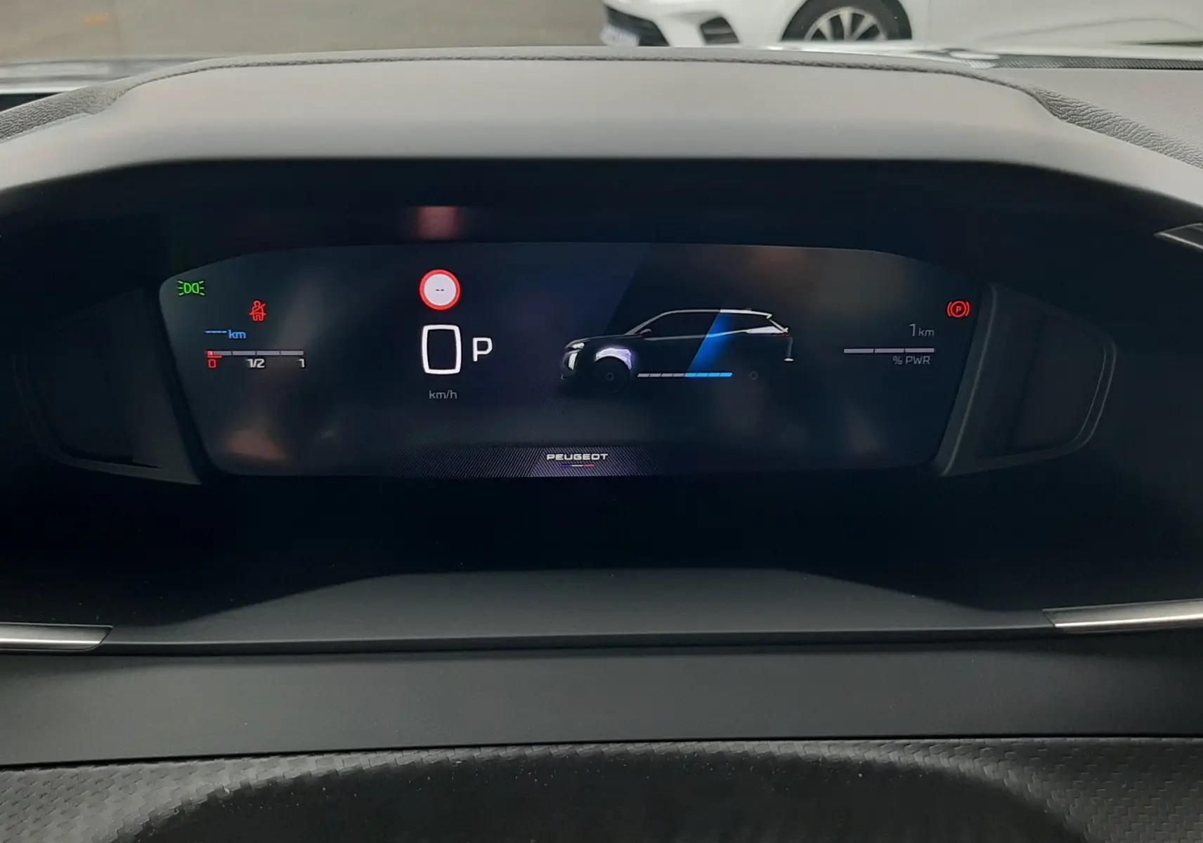 Tableau de bord numérique du Peugeot 2008 gris Artense 2025 affichant la silhouette du véhicule et les indicateurs de vitesse et puissance.