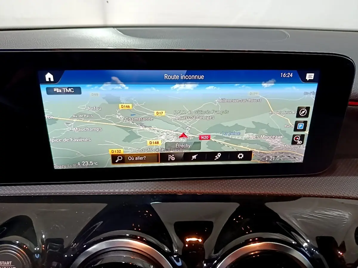 Écran tactile central du tableau de bord de la Mercedes Classe A 250 e AMG Line gris foncé, affichant la navigation GPS.