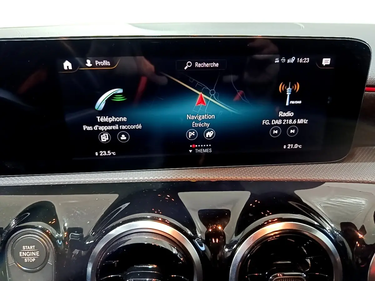 Vue rapprochée du tableau de bord noir brillant et écran tactile de navigation de la Mercedes Classe A gris foncé AMG Line 2021.