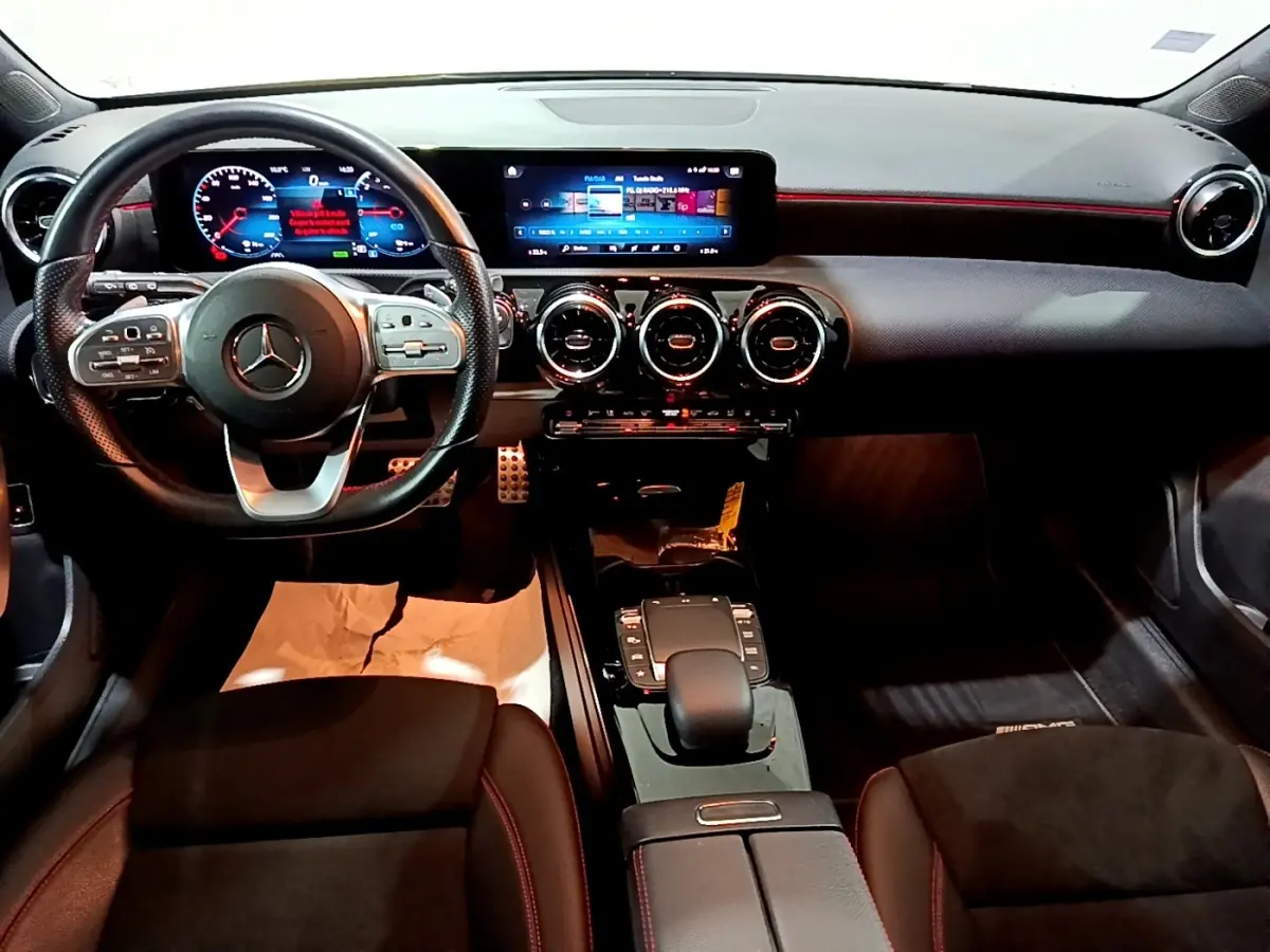 Vue intérieure avant de la Mercedes Classe A 250 e AMG Line 2021, volant cuir alu multifonctions et écran tactile large.