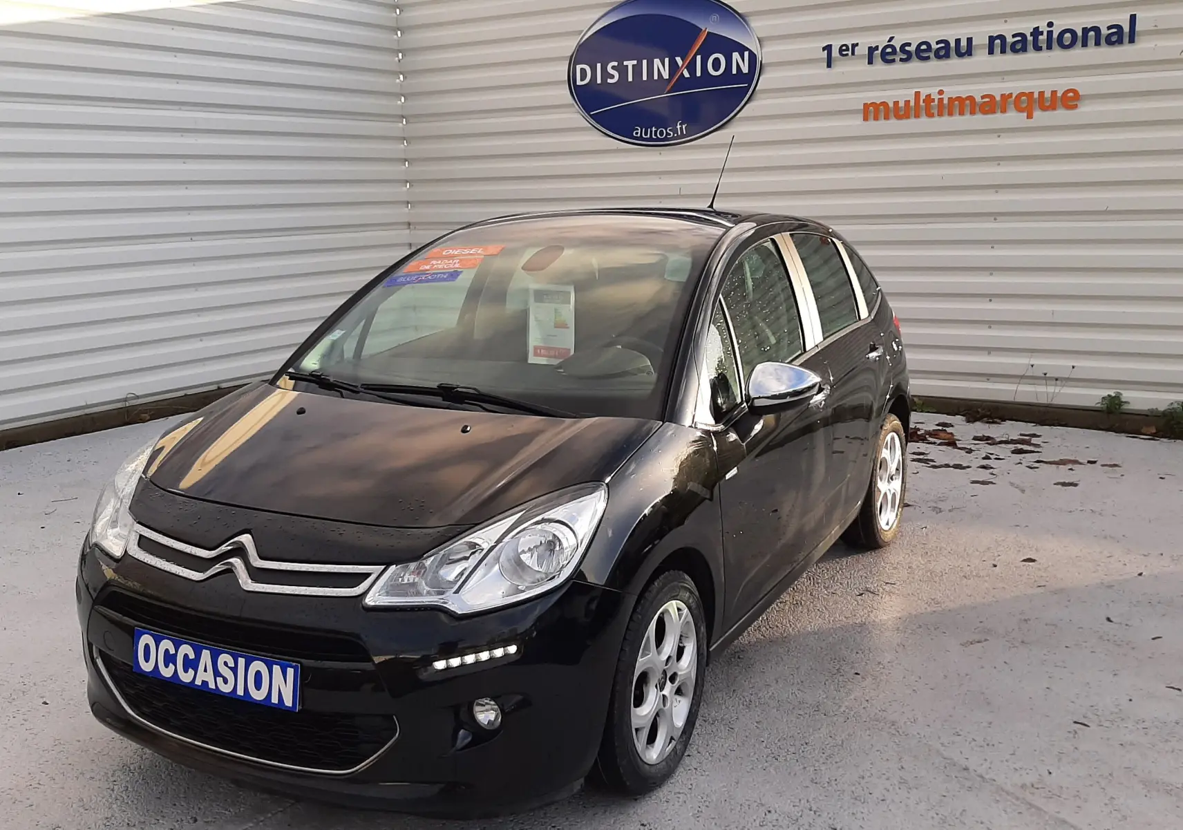 Citroën C3 BlueHDi 75 Exclusive noire vue en 3/4 avant droit avec feux diurnes LED et jantes alliage.