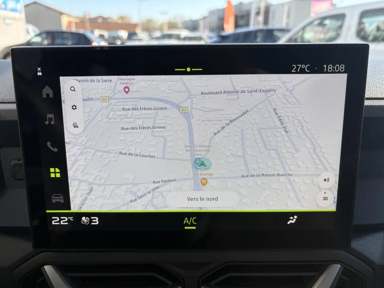 Écran tactile central du Dacia Duster 2024 montrant la navigation GPS et la climatisation à 22°C.