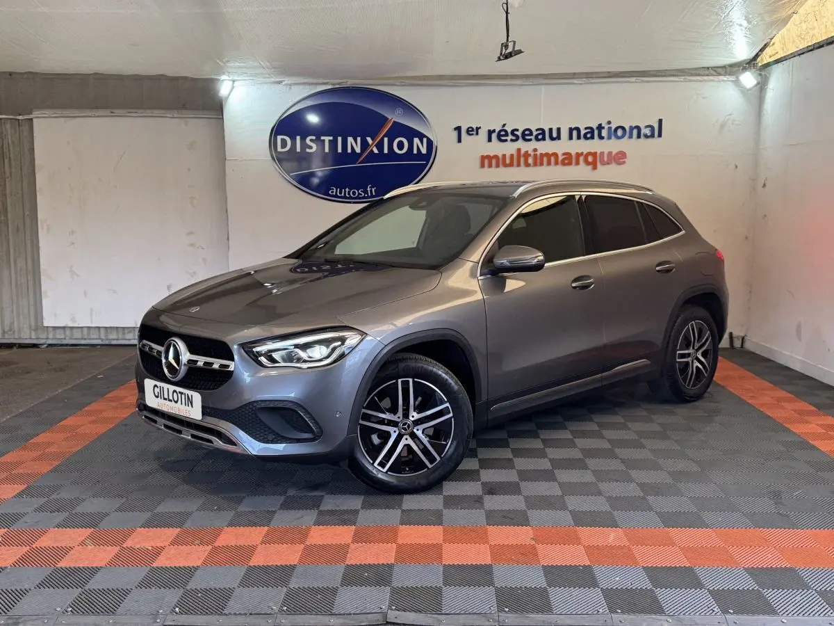 Mercedes GLA 250 e Business Line gris foncé, vue 3/4 avant droite, avec jantes alliage et calandre distinctive.