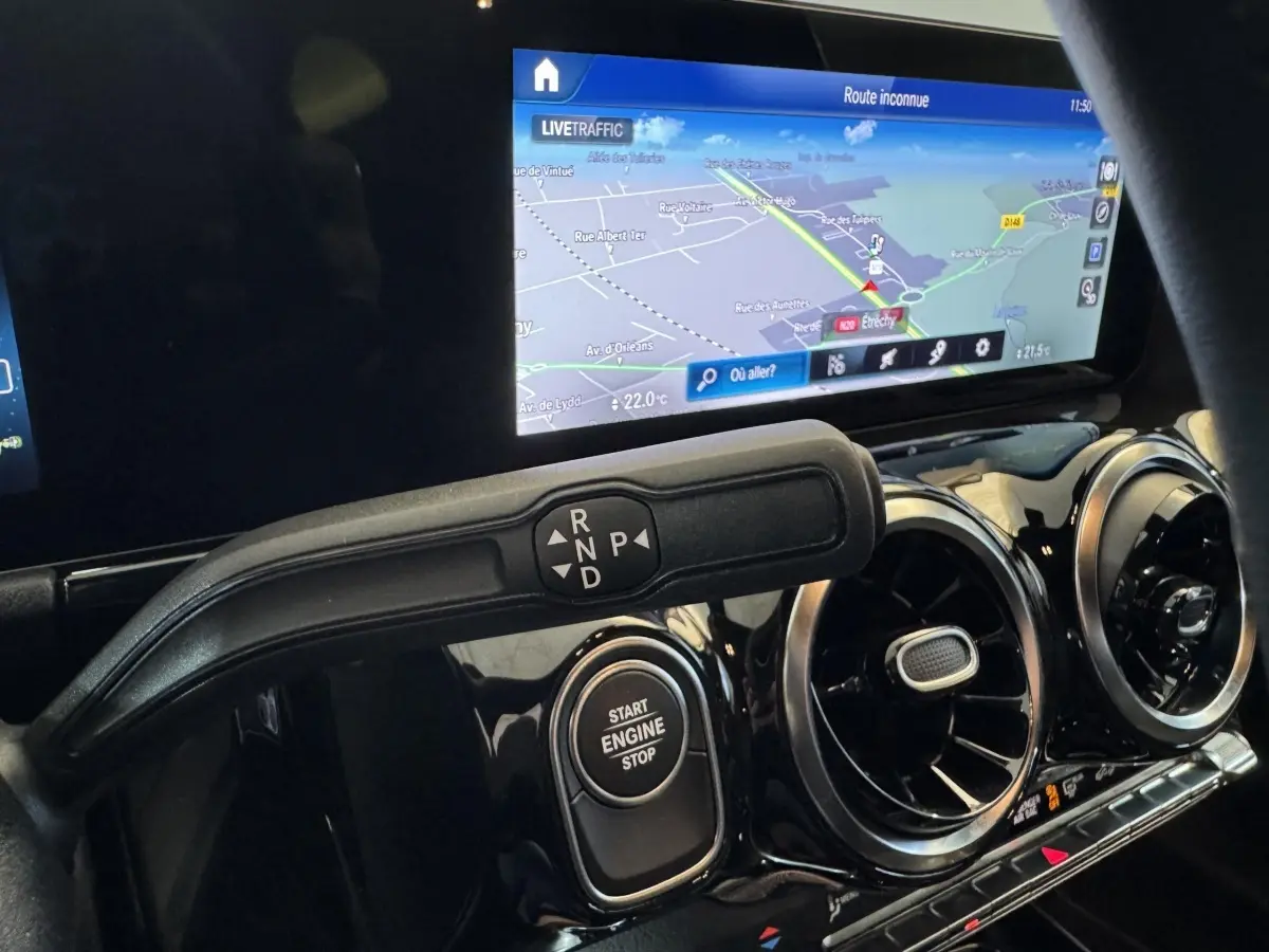 Détail intérieur du tableau de bord du Mercedes GLA 250 e gris foncé, avec écran tactile et commande de boîte automatique.