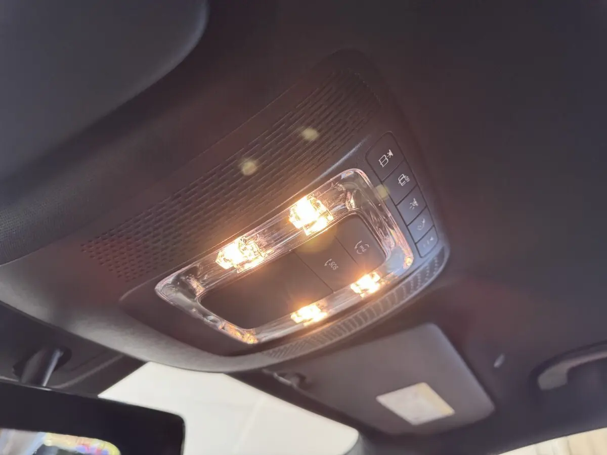 Plafonnier intérieur allumé vu de dessous dans un Mercedes GLA 250 e Business Line gris foncé de 2023.