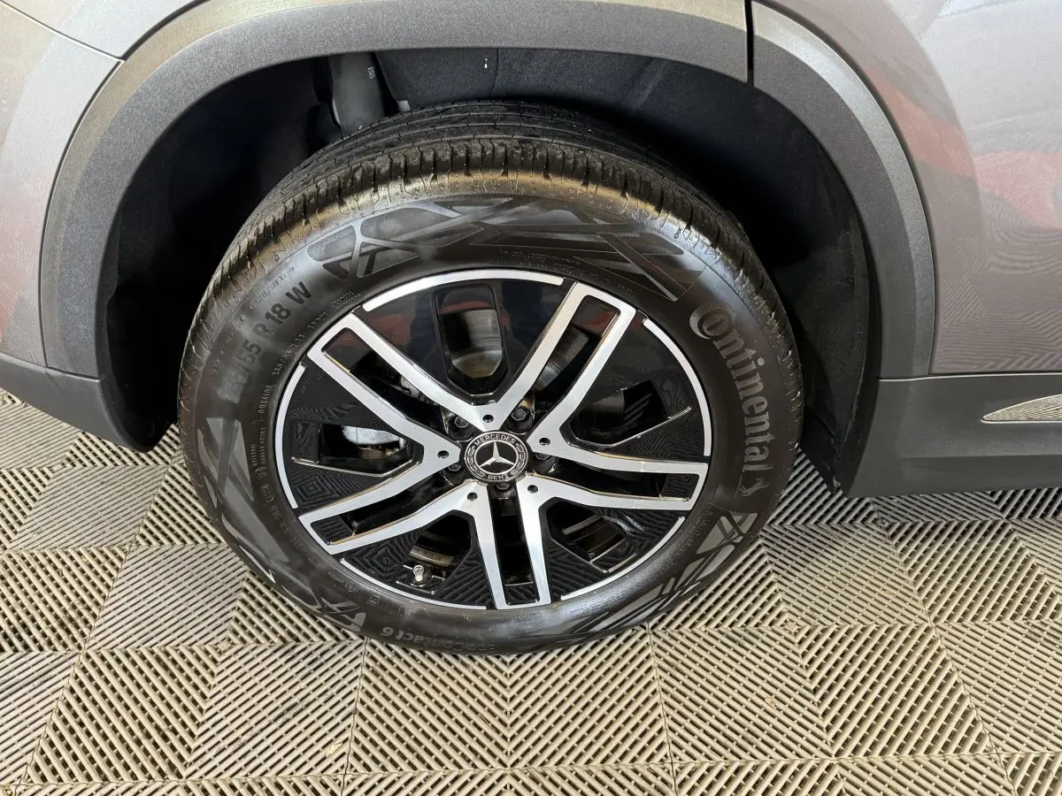 Gros plan sur la roue arrière droite du Mercedes GLA 250 e Business Line gris foncé avec jante alliage noire et argentée.