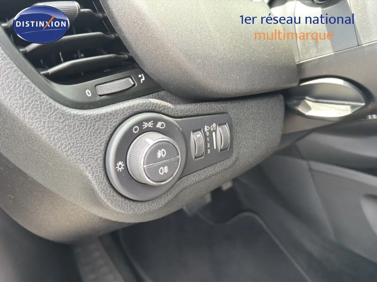 Détail du tableau de bord côté gauche de la FIAT 500X 2024 avec commandes d’éclairage et ventilation en plastique noir.