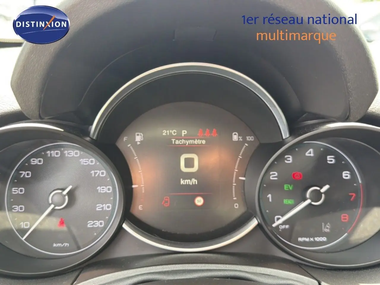 Gros plan sur le tableau de bord numérique du Fiat 500X bleu Venezia, affichant la vitesse à 0 km/h et le régime moteur.