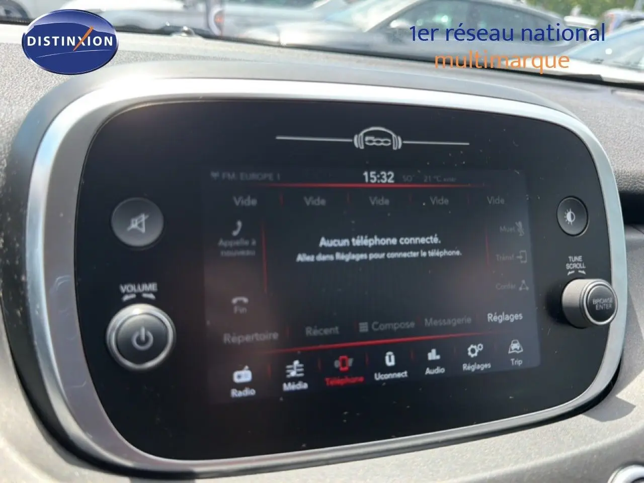 Écran tactile central du tableau de bord de la Fiat 500X 2024 affichant le menu téléphone, avec contours noirs et argentés.
