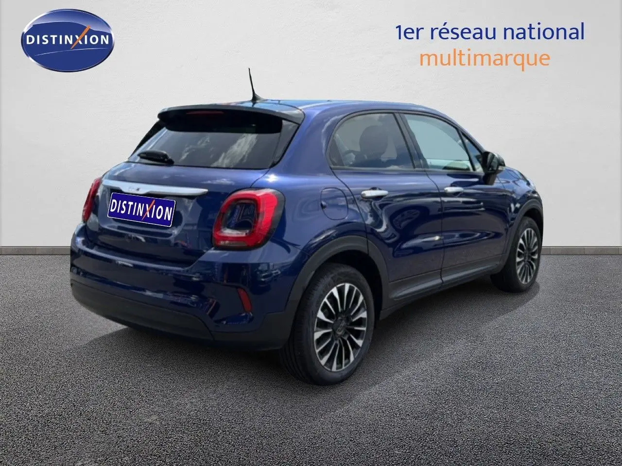 Vue 3/4 arrière droite d'une FIAT 500X 2024 bleu Venezia avec jantes alliage et feux arrière LED distinctifs.