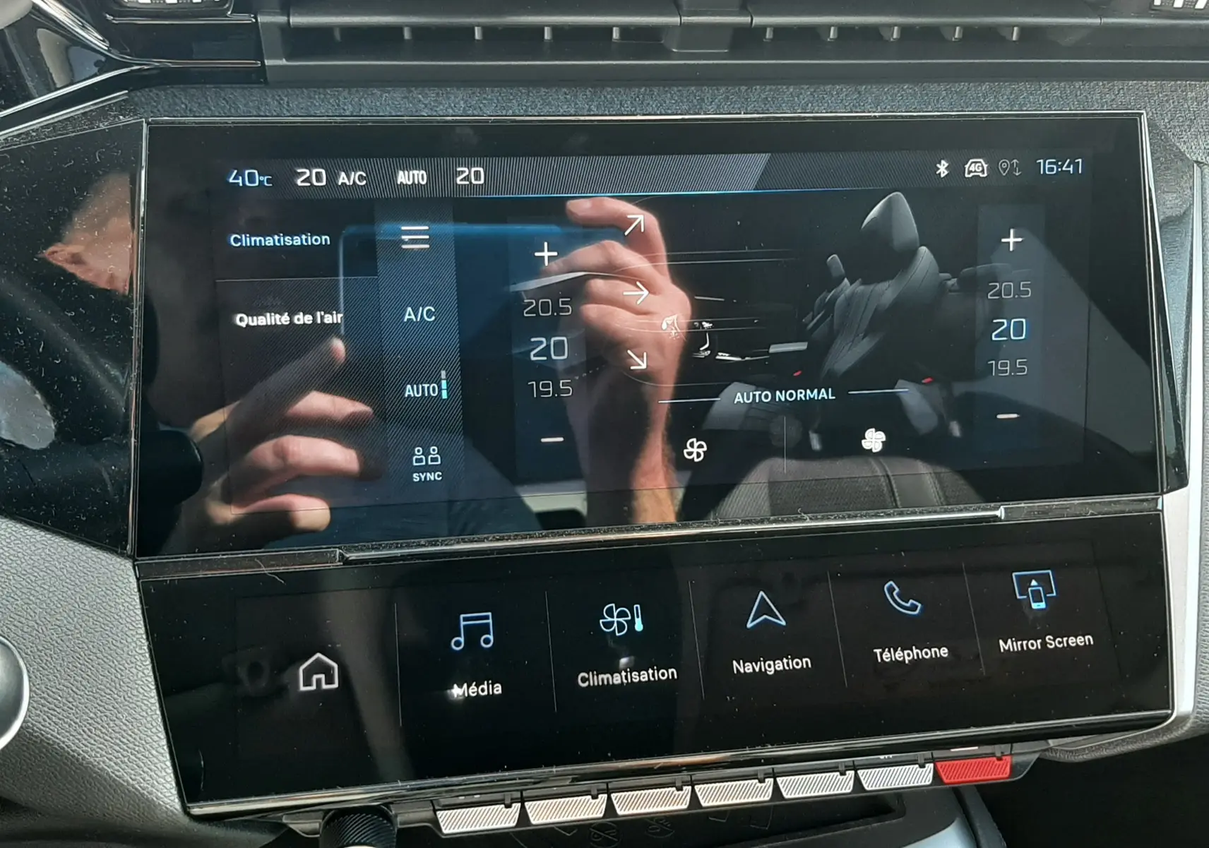 Vue rapprochée de l'écran tactile central de la Peugeot 308 2024, affichant les réglages de climatisation et multimédia.