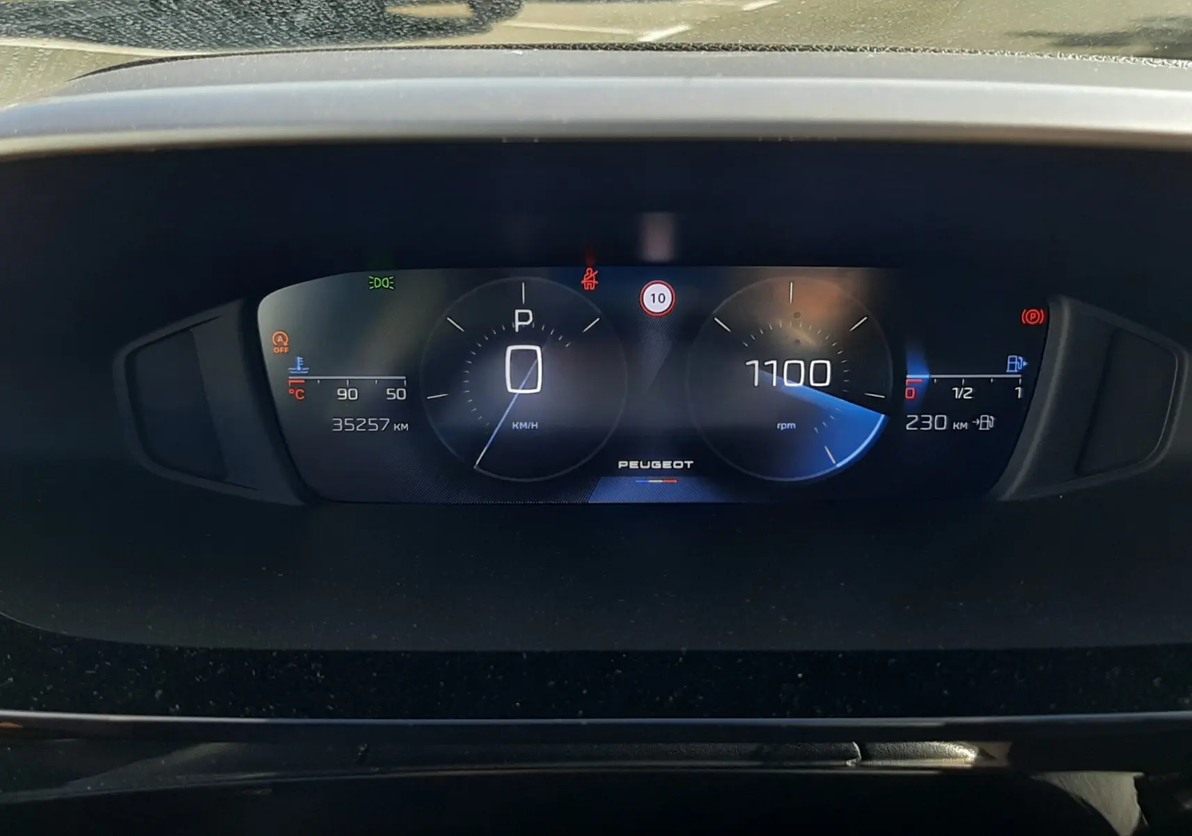 Vue du tableau de bord numérique de la Peugeot 308 2024, affichant vitesse, régime moteur et jauge de carburant.