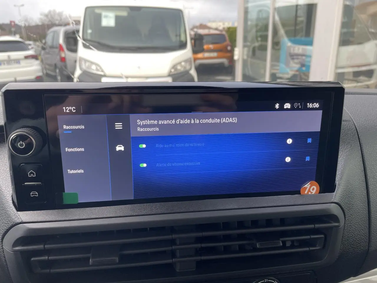 Écran tactile 10 pouces affichant le système d’aide à la conduite dans un Opel Vivaro blanc, vue intérieure frontale.