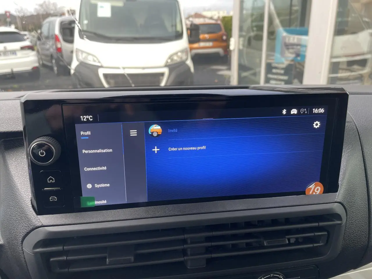 Vue intérieure centrée sur l’écran tactile 10 pouces du tableau de bord de l’Opel Vivaro blanc.