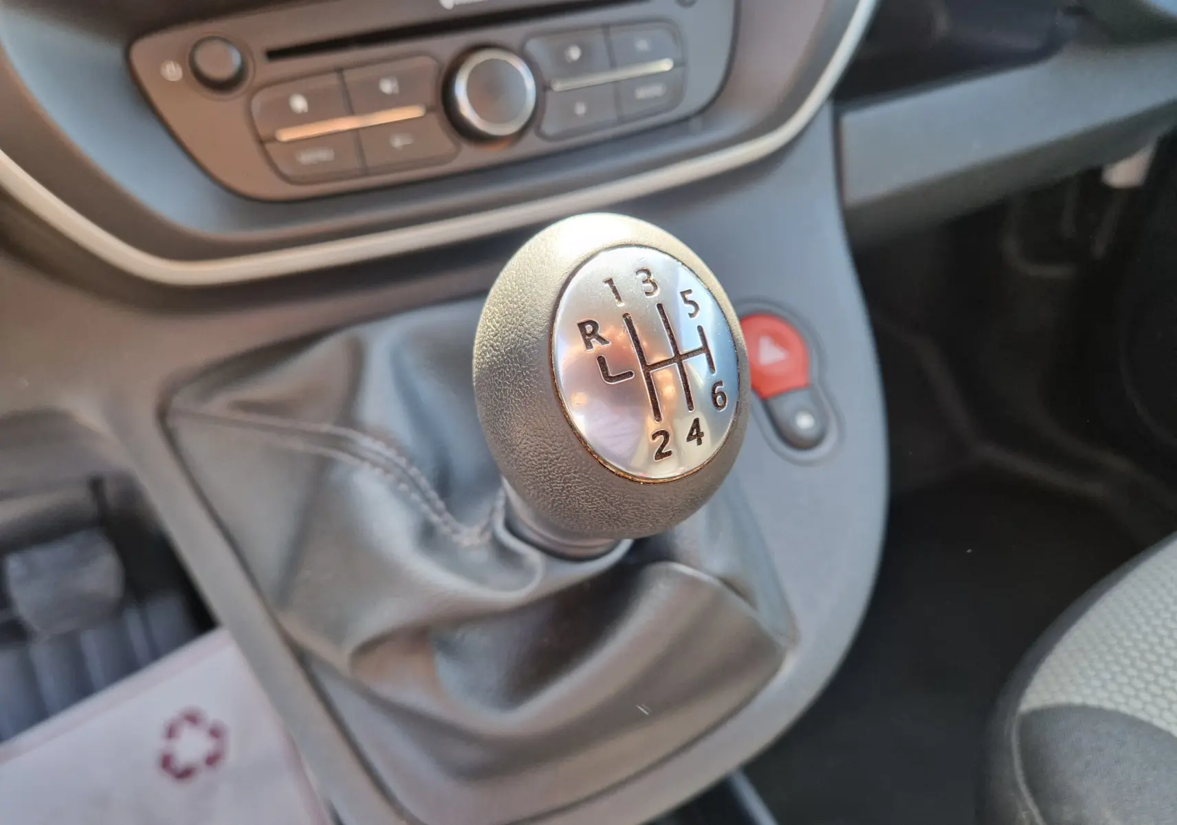 Gros plan sur le levier de vitesses manuel gris du Renault Kangoo 1.5 Blue dCi 95, avec console centrale en arrière-plan.