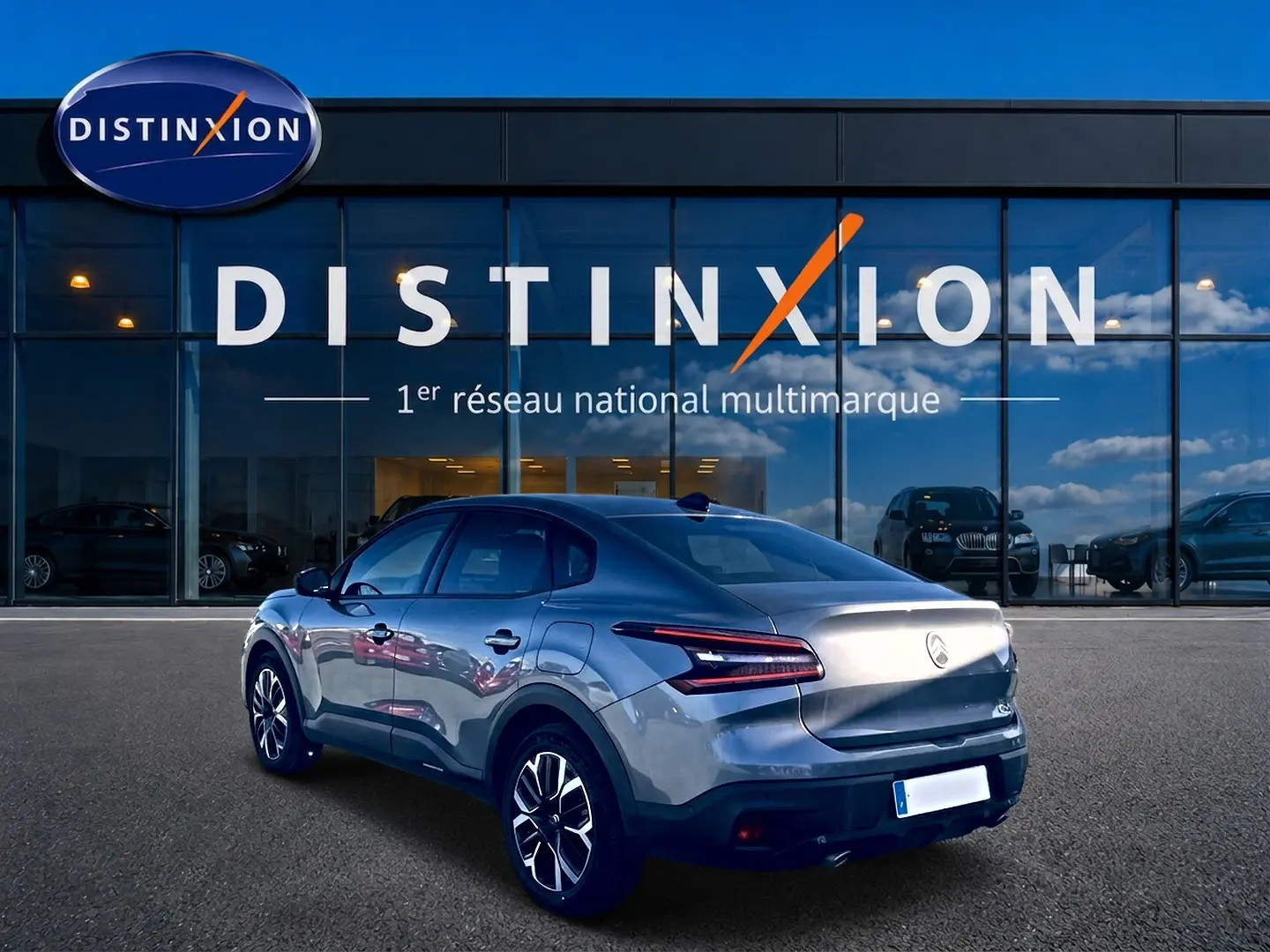 Citroën C4 X gris mercure vue 3/4 arrière droit, jantes alu et feux arrière LED distinctifs visibles.