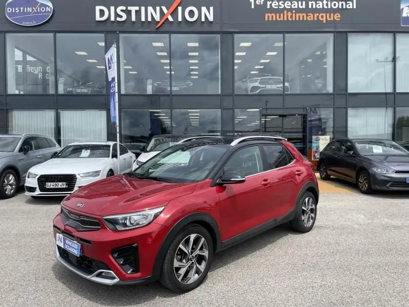 Vue 3/4 avant d'une BMW Série 1 F20 135i bleu métal, avec jantes alliage et calandre caractéristique.