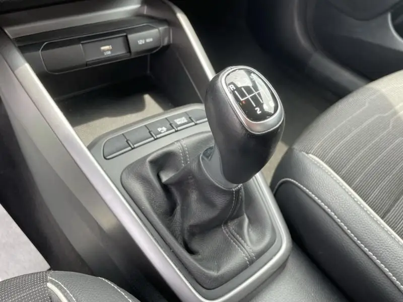 Le levier de vitesse manuel noir en gros plan dans l'habitacle d'une BMW Série 1 F20 bleu métal de 2013.