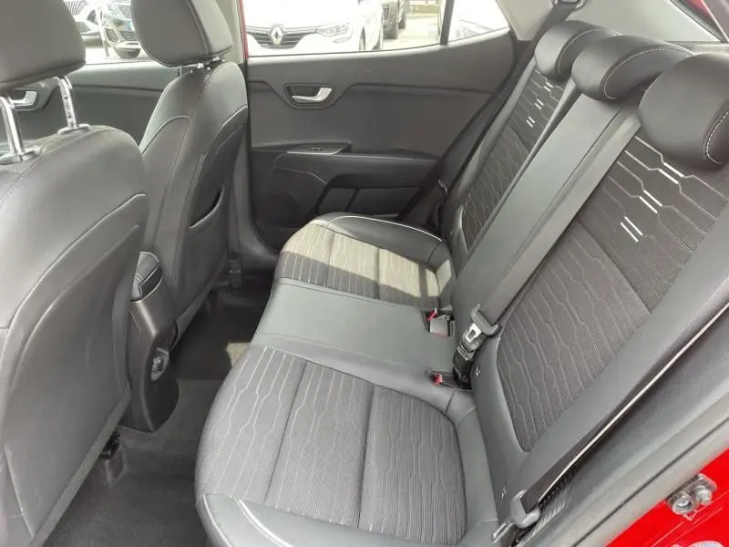 Vue intérieure arrière côté droit de la BMW Série 1 F20 135i 2013 avec sièges tissu noir et ceintures de sécurité.