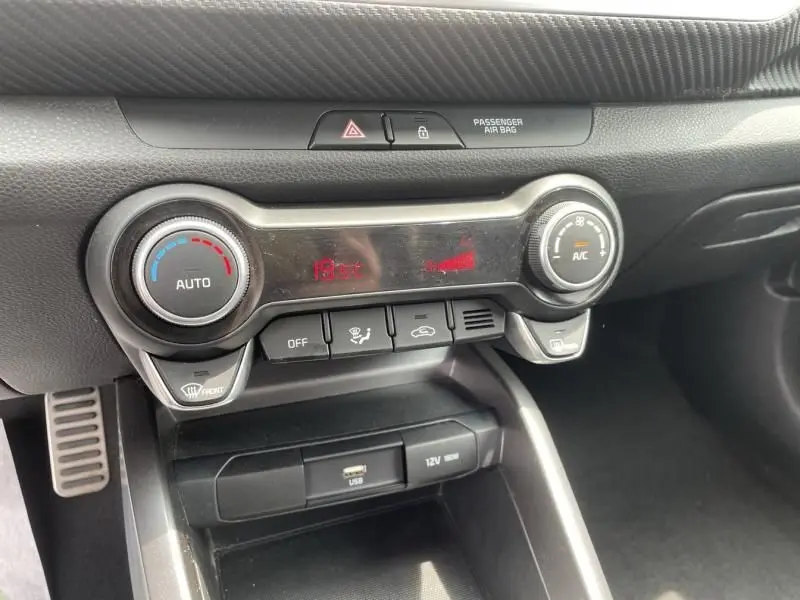 Détail du tableau de bord de la BMW Série 1 F20 135i 2013, montrant la commande de climatisation automatique et les boutons de contrôle.