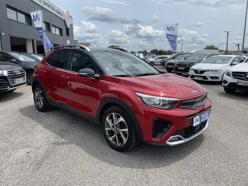 Vue 3/4 avant d'une BMW Série 1 F20 135i bleu métal de 2013 avec carrosserie compacte et lignes sportives.